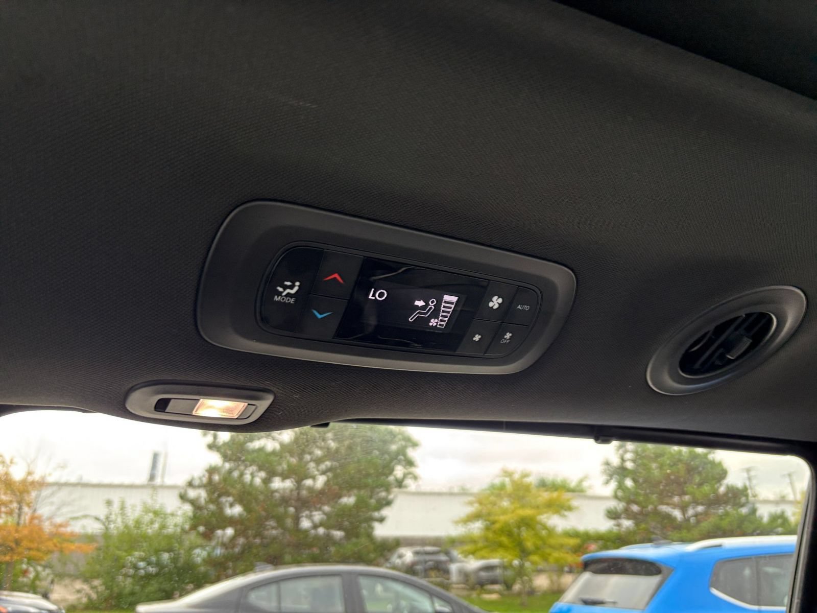 Used 2025 Chrysler Pacifica Limited FWD image 25