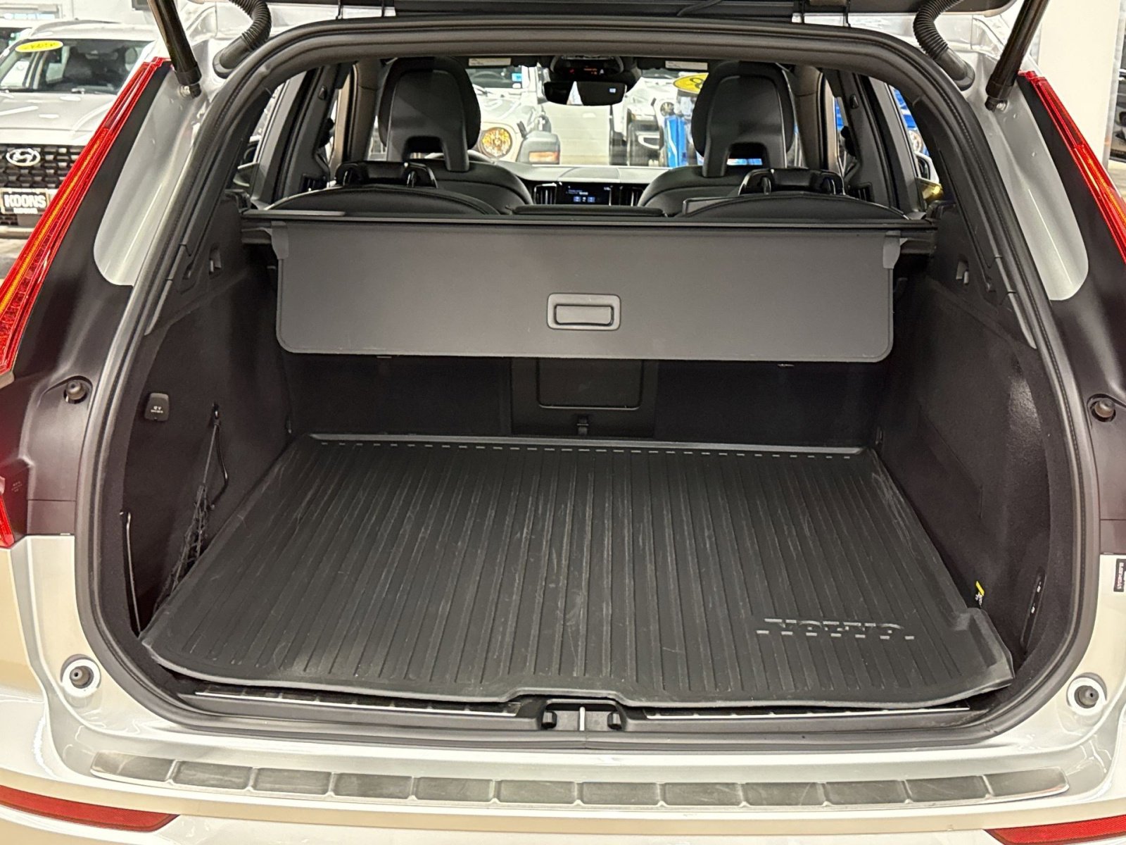 Used 2018 Volvo XC60 T5 R-Design w/ Convenience Package AWD/4WD image 28