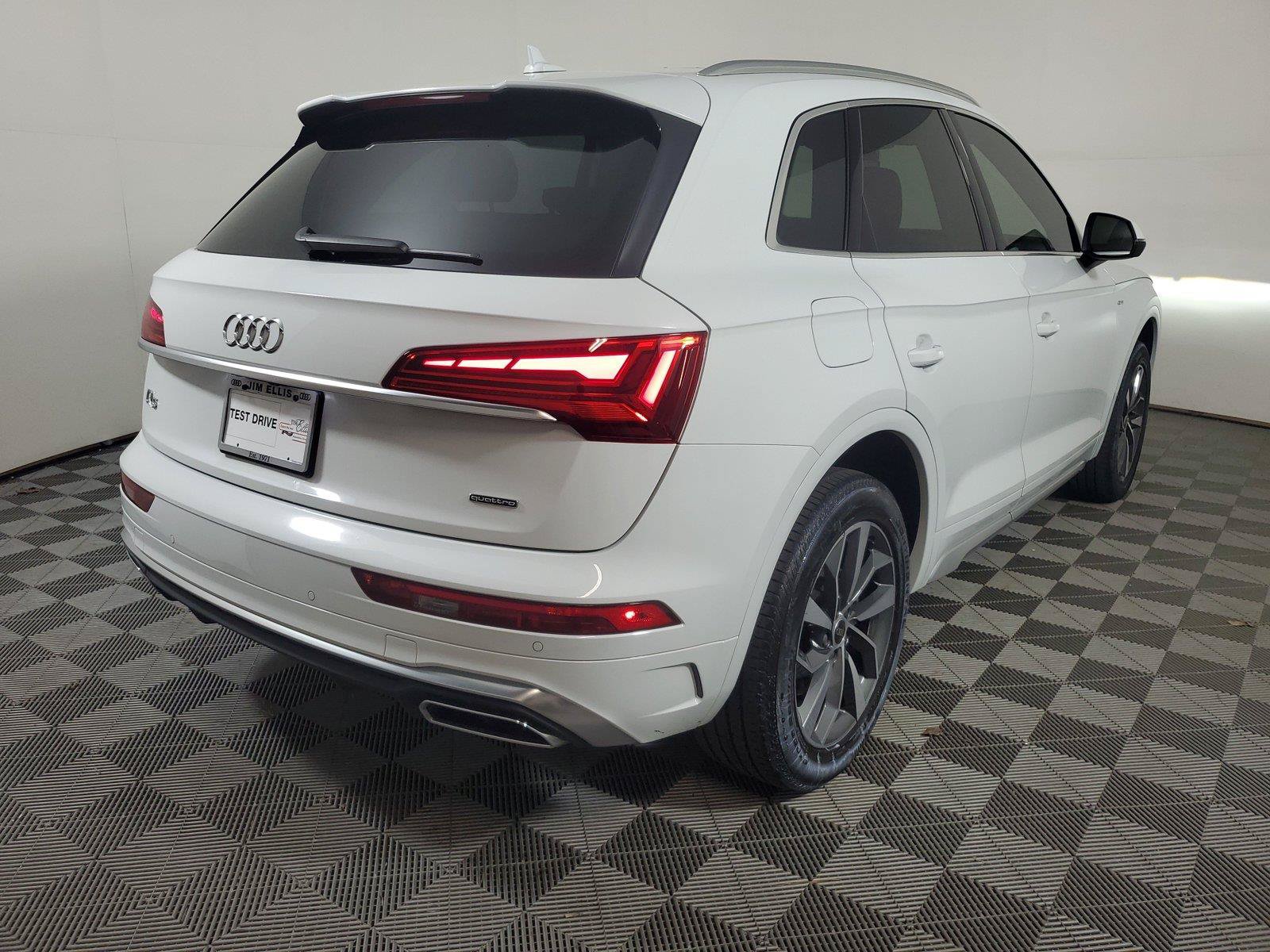 Used 2023 Audi Q5 2.0T Premium Plus w/ Premium Plus Package AWD/4WD image 6