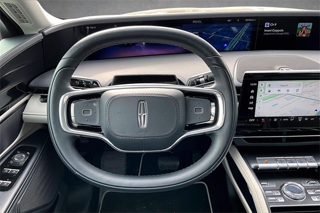 Used 2025 Lincoln Nautilus Premier image 5