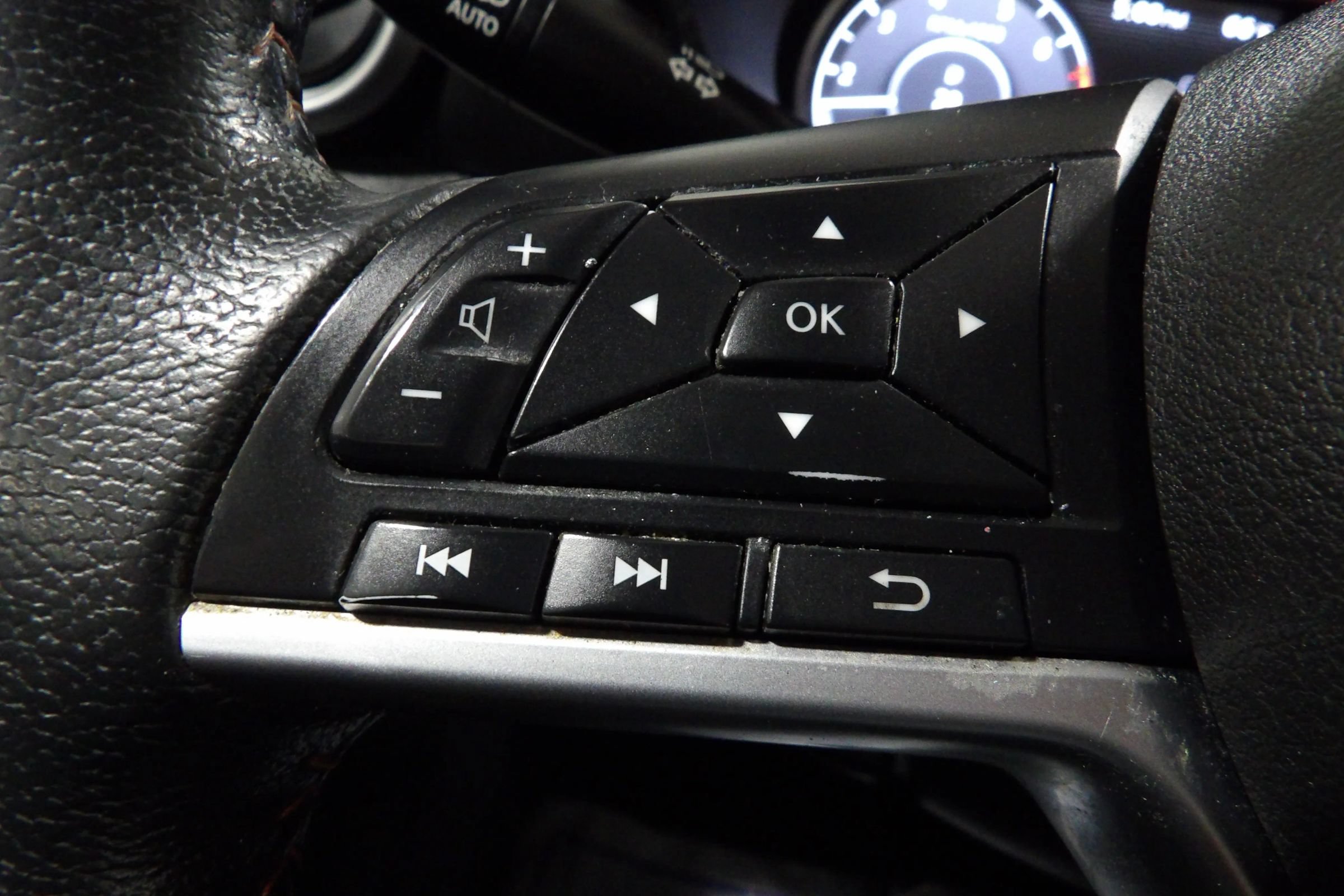 Used 2022 Nissan Versa SR FWD image 19
