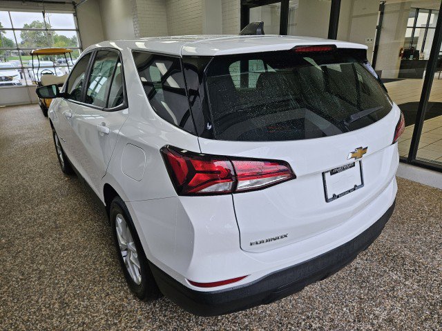 Used 2022 Chevrolet Equinox LS w/ LPO, Floor Liner Package FWD image 4