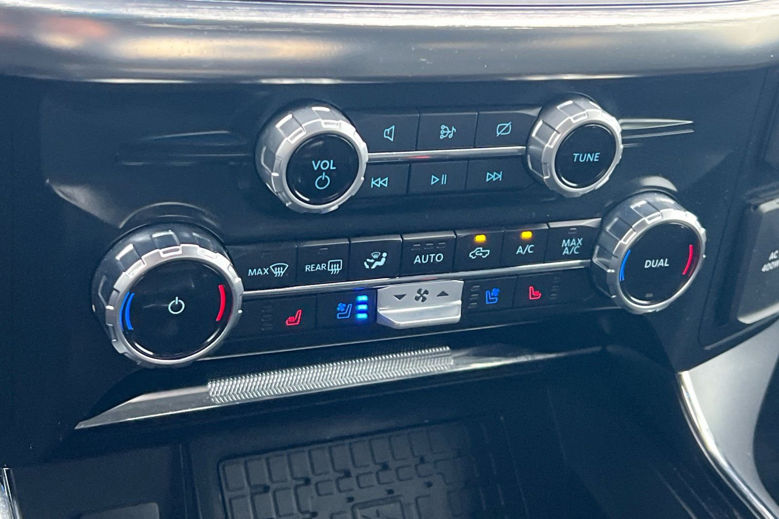 Used 2023 Ford F150 Lariat w/ Trailer Tow Package image 17