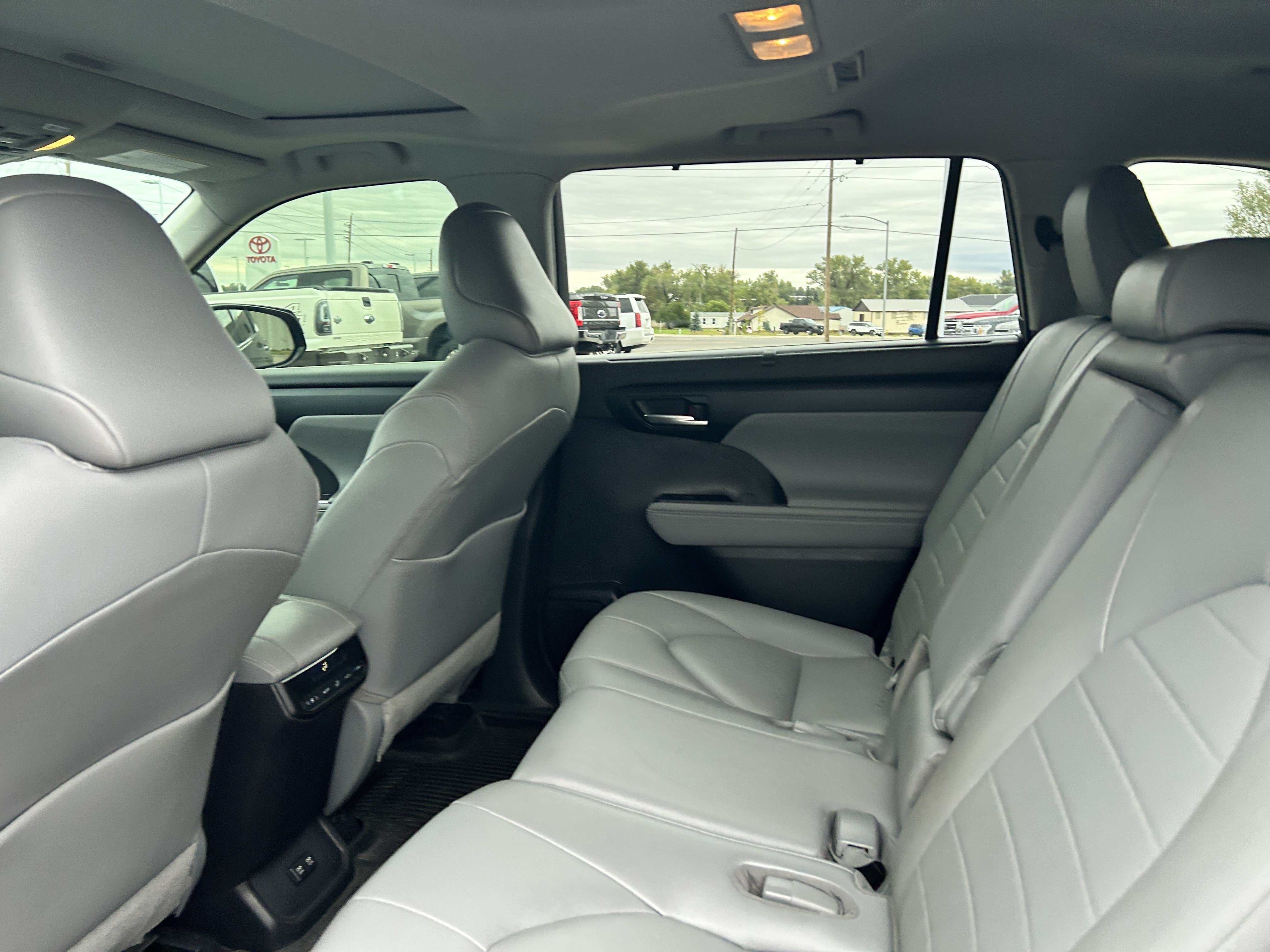 Used 2021 Toyota Highlander XLE AWD/4WD image 10