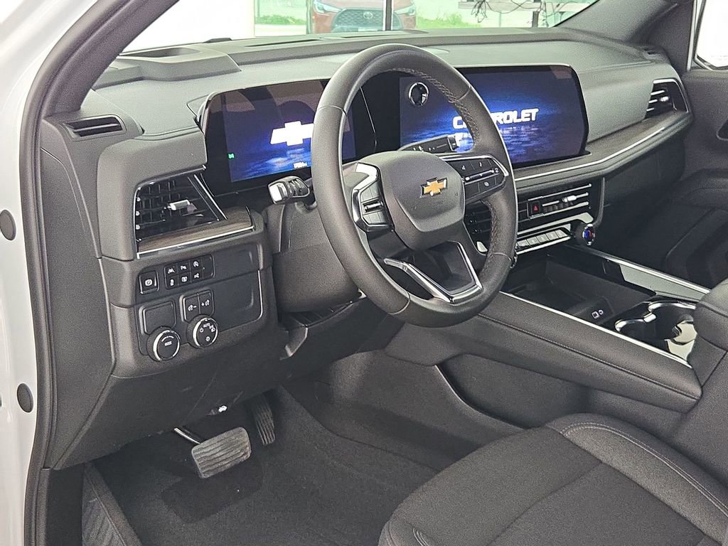 Used 2025 Chevrolet Suburban LS image 16