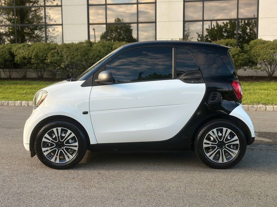 Used 2016 smart fortwo pure RWD image 4
