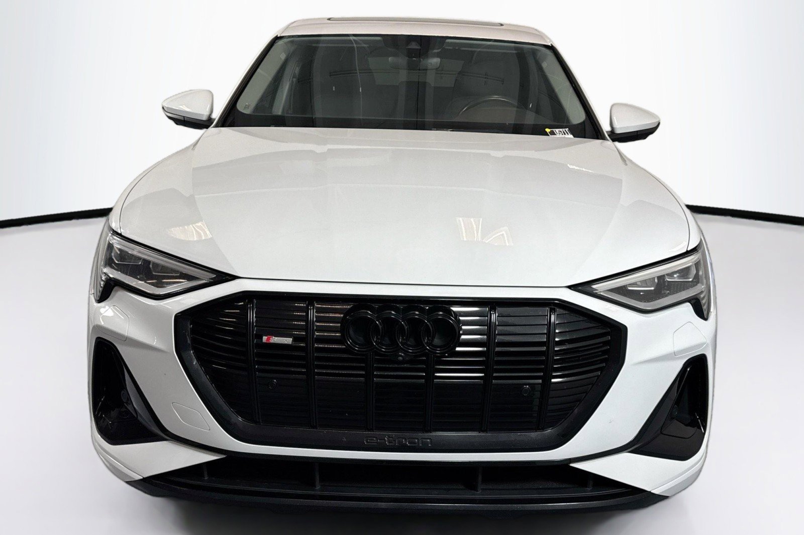 Used 2022 Audi e-tron Premium w/ Convenience Plus Package AWD/4WD image 2