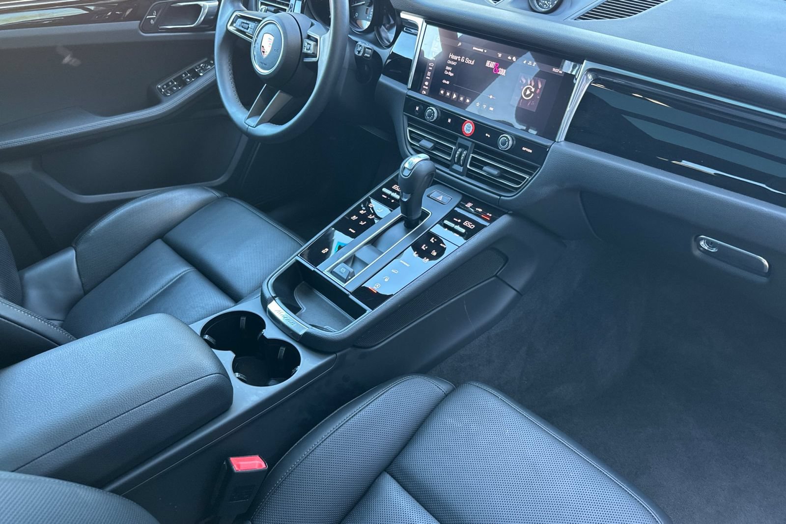 Used 2025 Porsche Macan AWD/4WD image 18