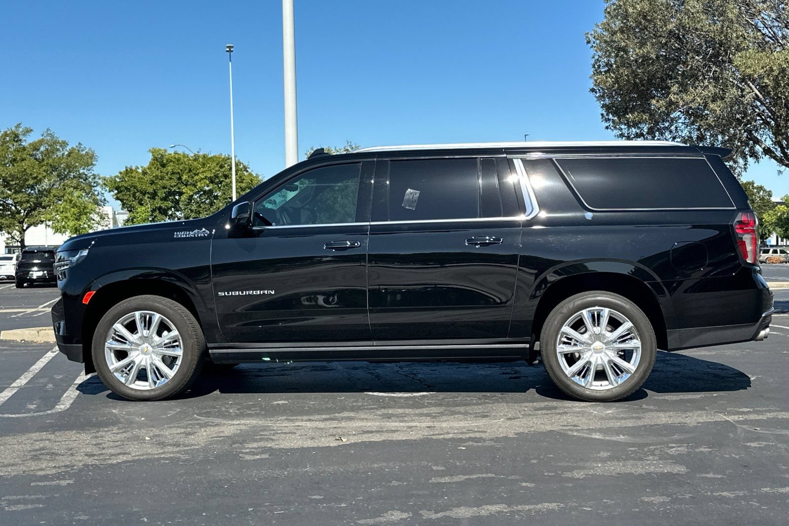 Used 2023 Chevrolet Suburban High Country AWD/4WD image 7
