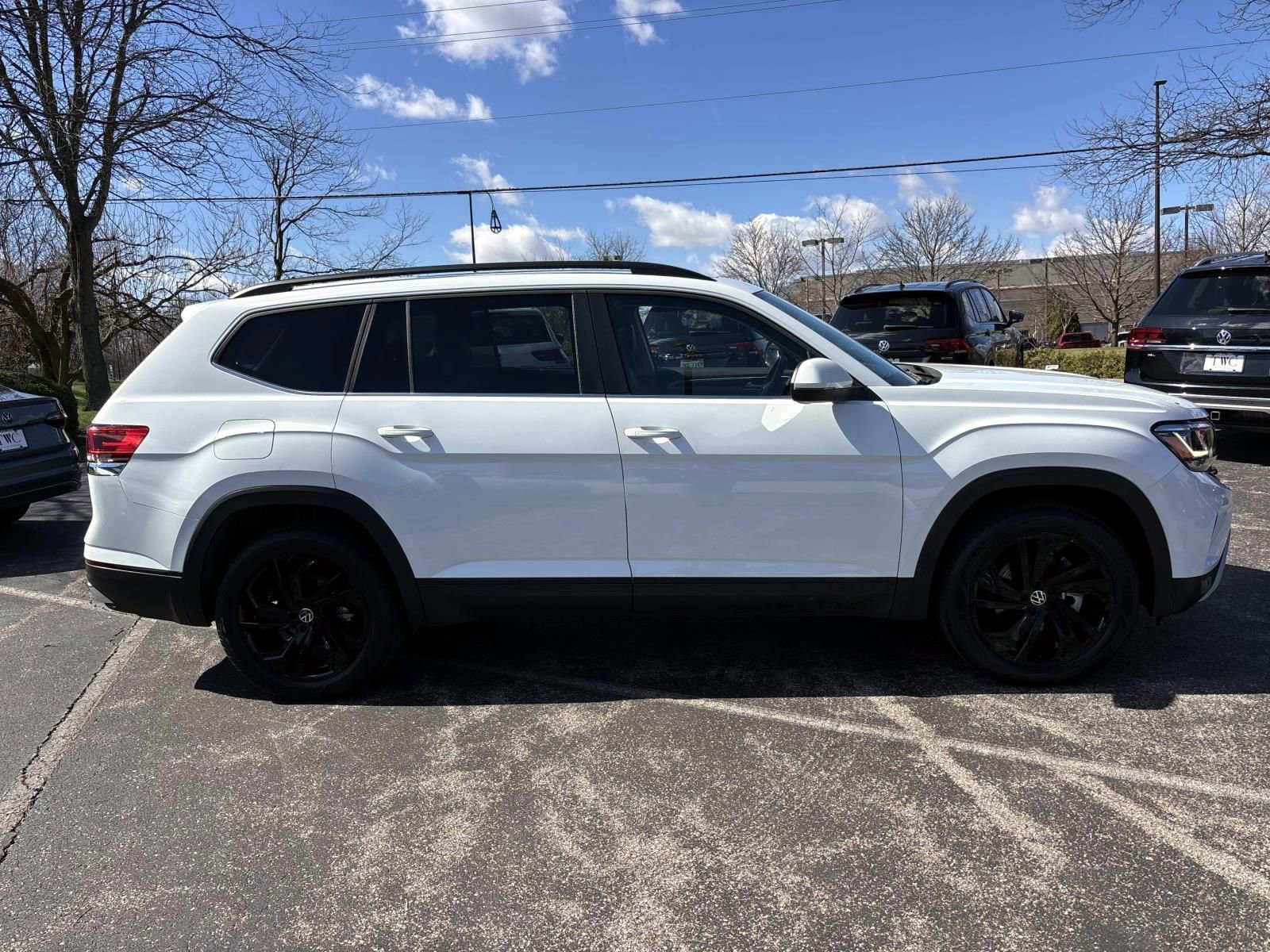 Used 2023 Volkswagen Atlas SE w/ Panoramic Sunroof Package image 4