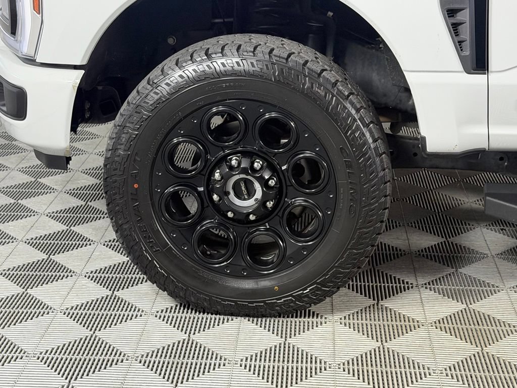 Used 2025 Ford F350 Lariat w/ Black Appearance Package AWD/4WD image 11