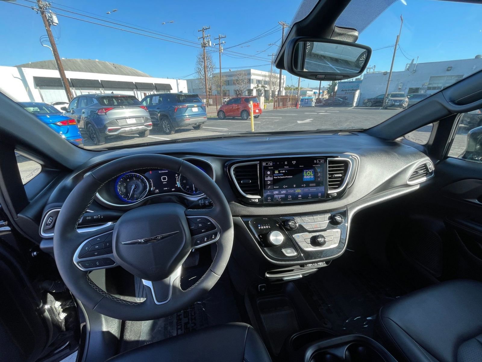 Used 2025 Chrysler Pacifica Select image 35