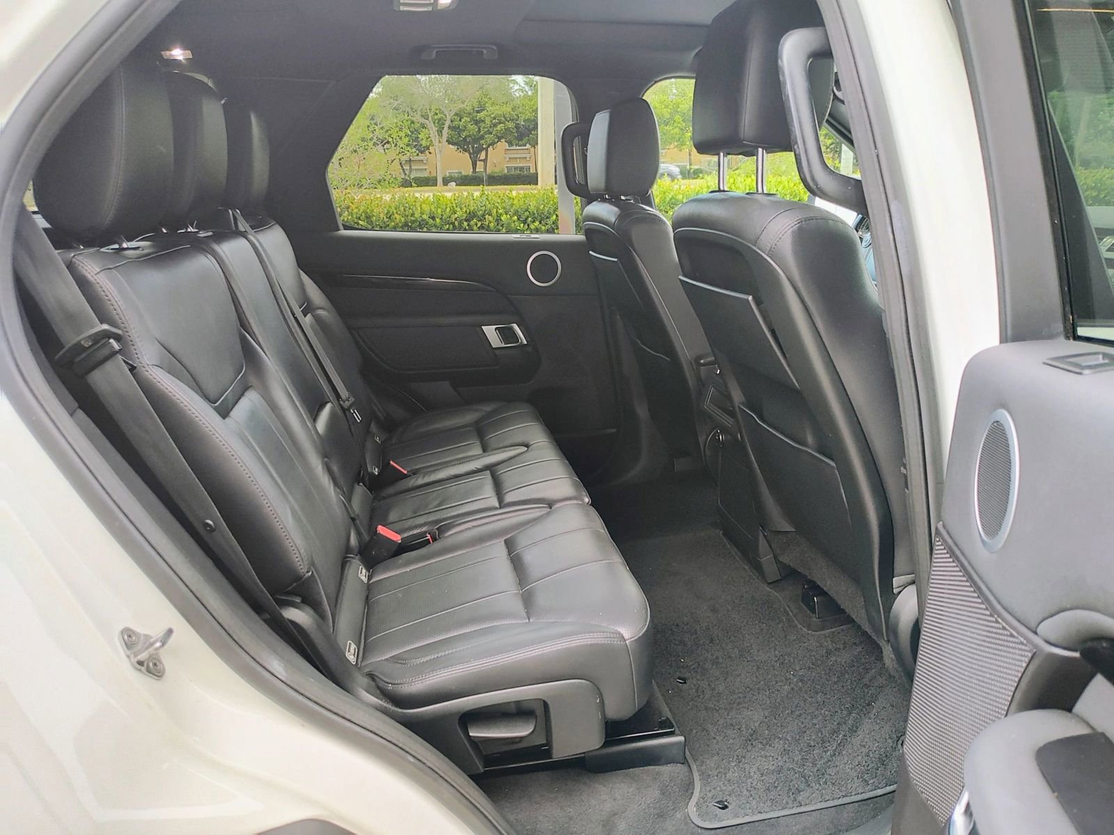 Used 2017 Land Rover Discovery SE image 15