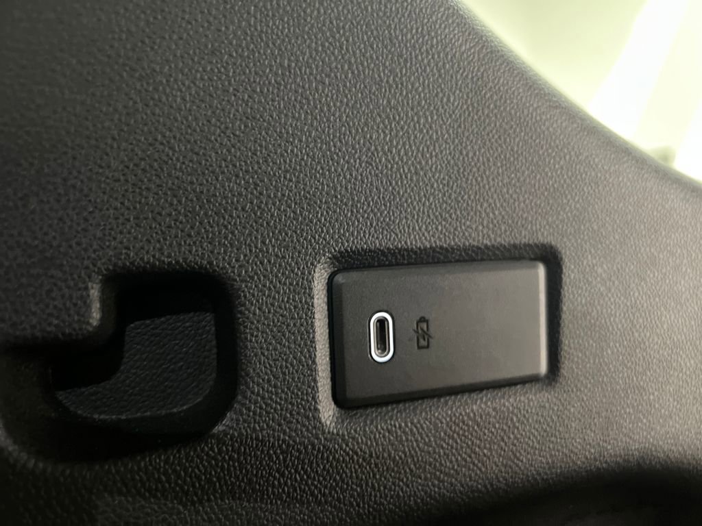 Used 2025 Chevrolet Suburban Z71 image 31