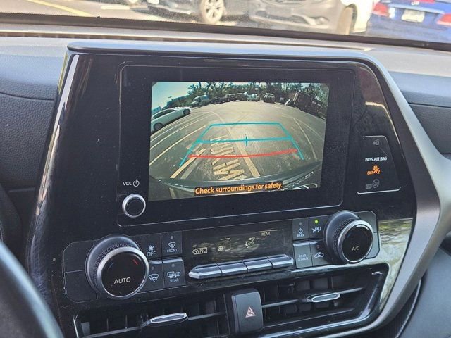 Used 2024 Toyota Highlander LE AWD/4WD image 16