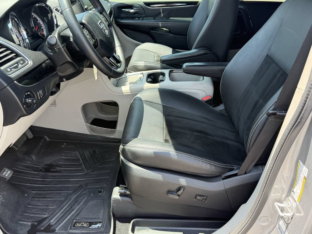 Used 2016 Dodge Grand Caravan SXT FWD image 13
