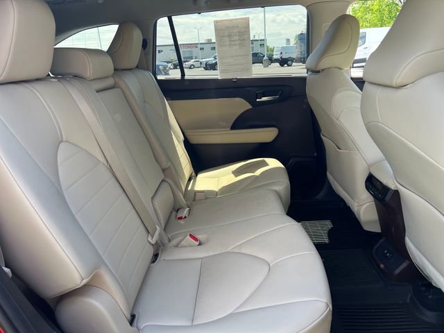 Used 2020 Toyota Highlander XLE AWD/4WD image 14
