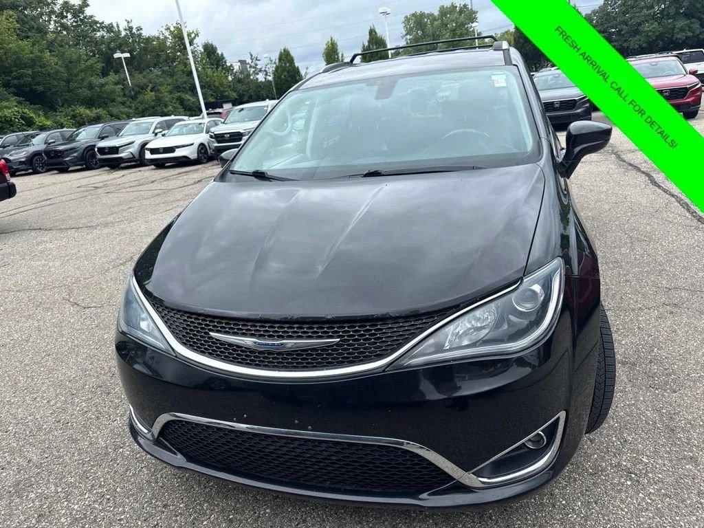 Used 2019 Chrysler Pacifica Touring-L FWD image 2