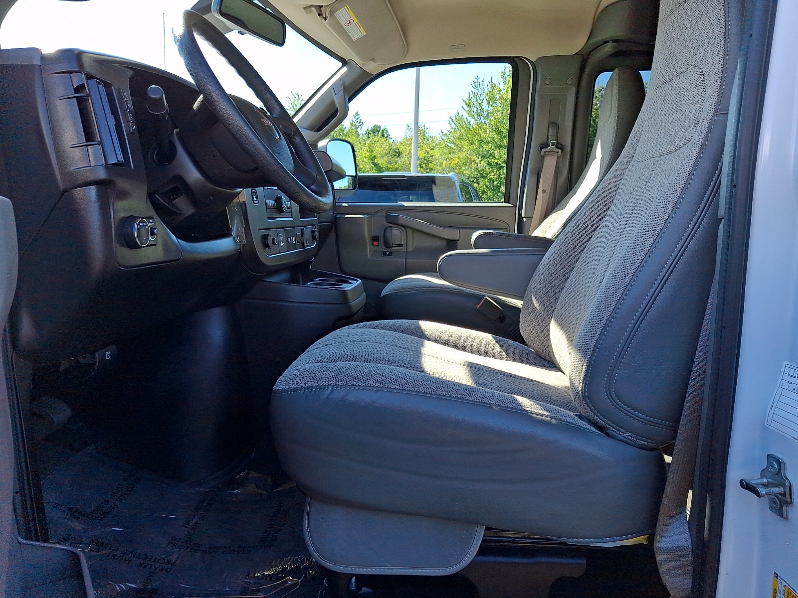 Used 2025 GMC Savana 3500 LT w/ LT Preferred Equipment Group RWD image 13