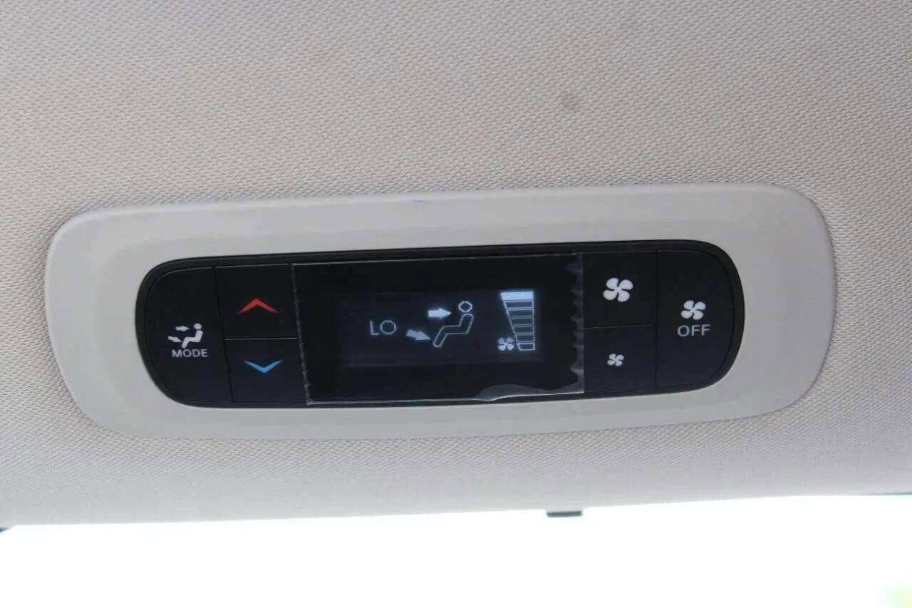 Used 2021 Chrysler Voyager Lxi image 28