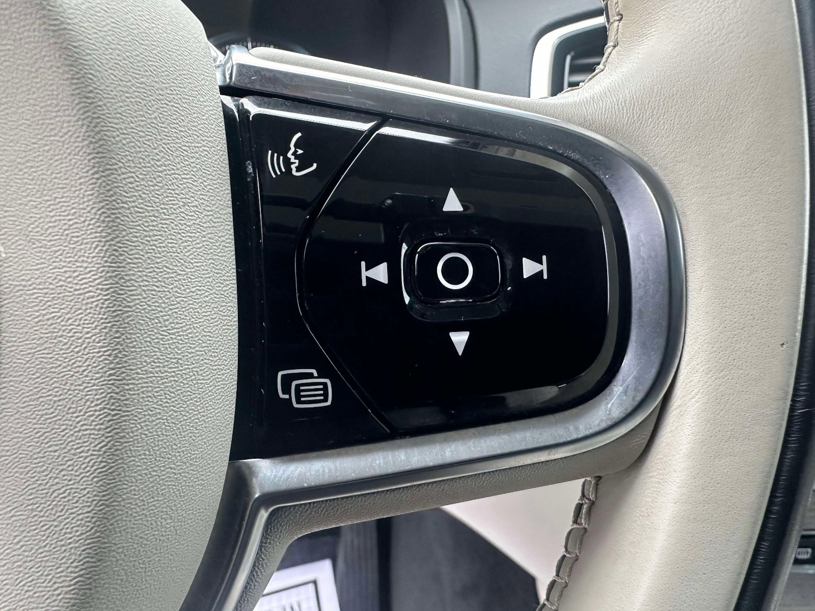 Used 2021 Volvo XC90 T6 Inscription w/ Climate Package image 16