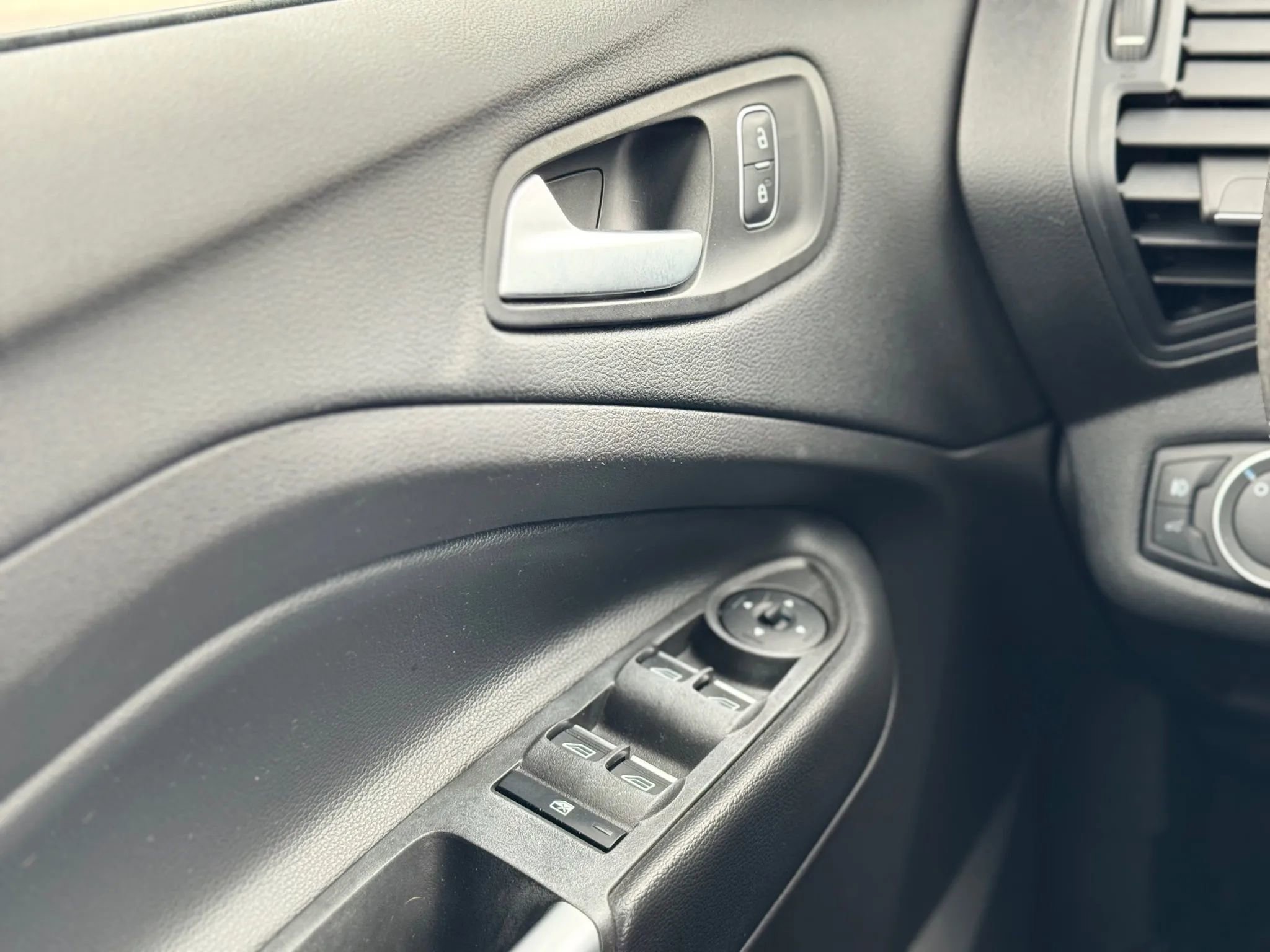 Used 2019 Ford Escape SE image 20