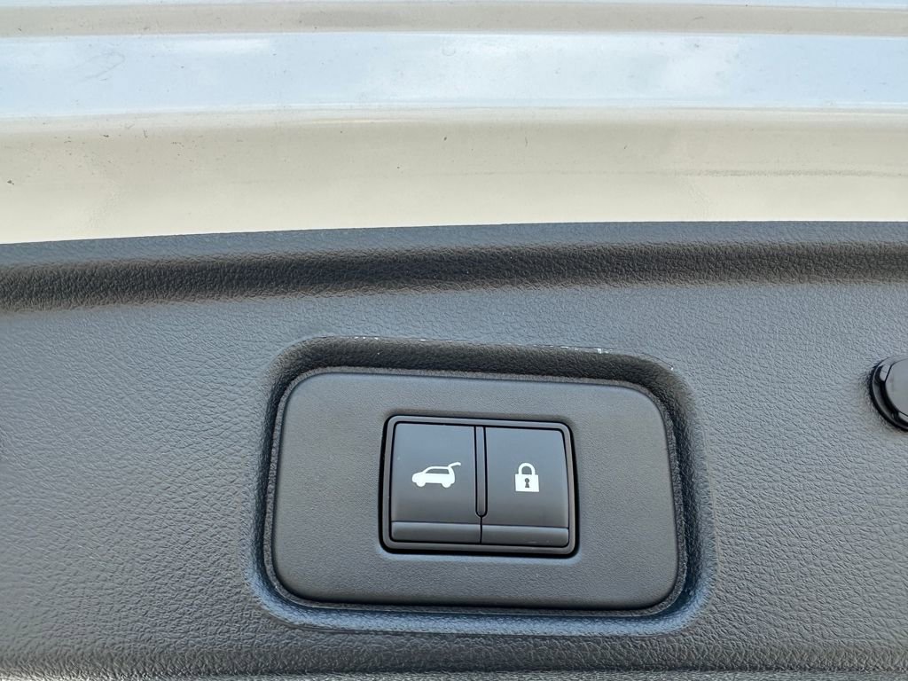 Used 2025 Nissan Pathfinder SL w/ Lighting Package (N92) image 19