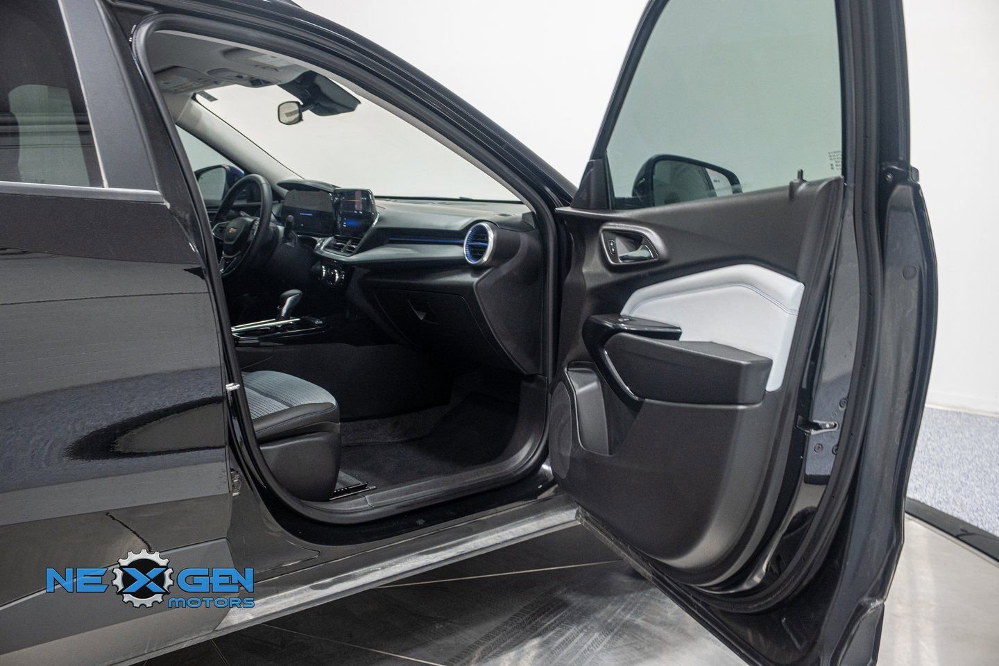 Used 2025 Chevrolet Trax LT w/ Driver Confidence Package image 36