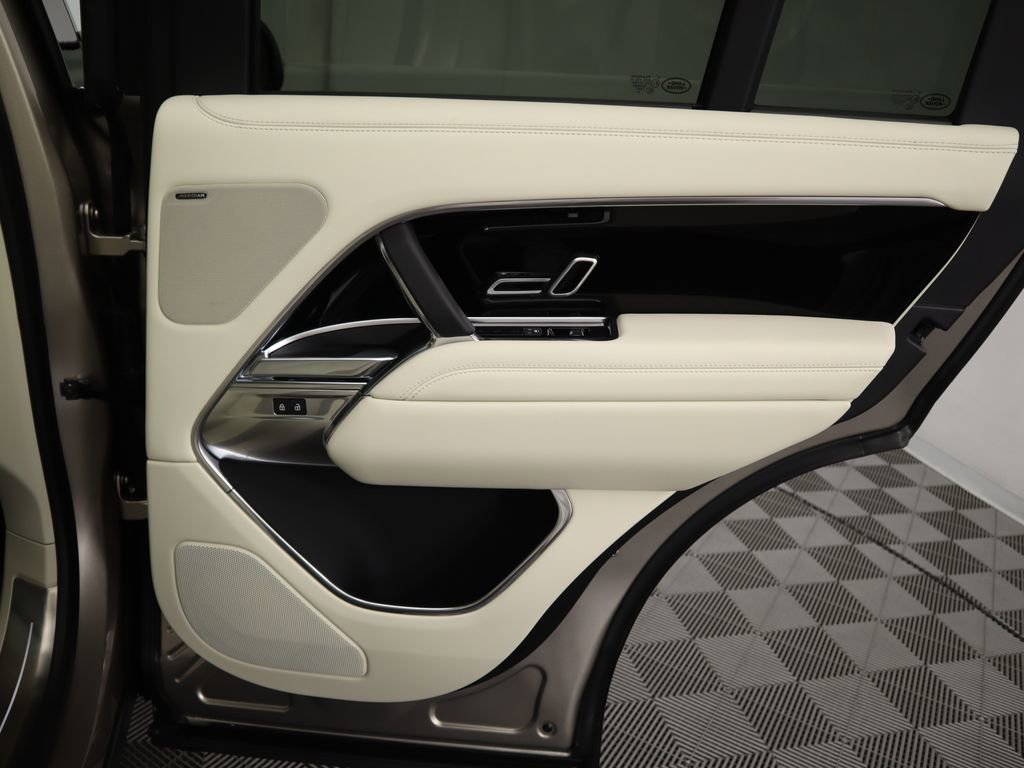 New 2025 Land Rover Range Rover SE image 29