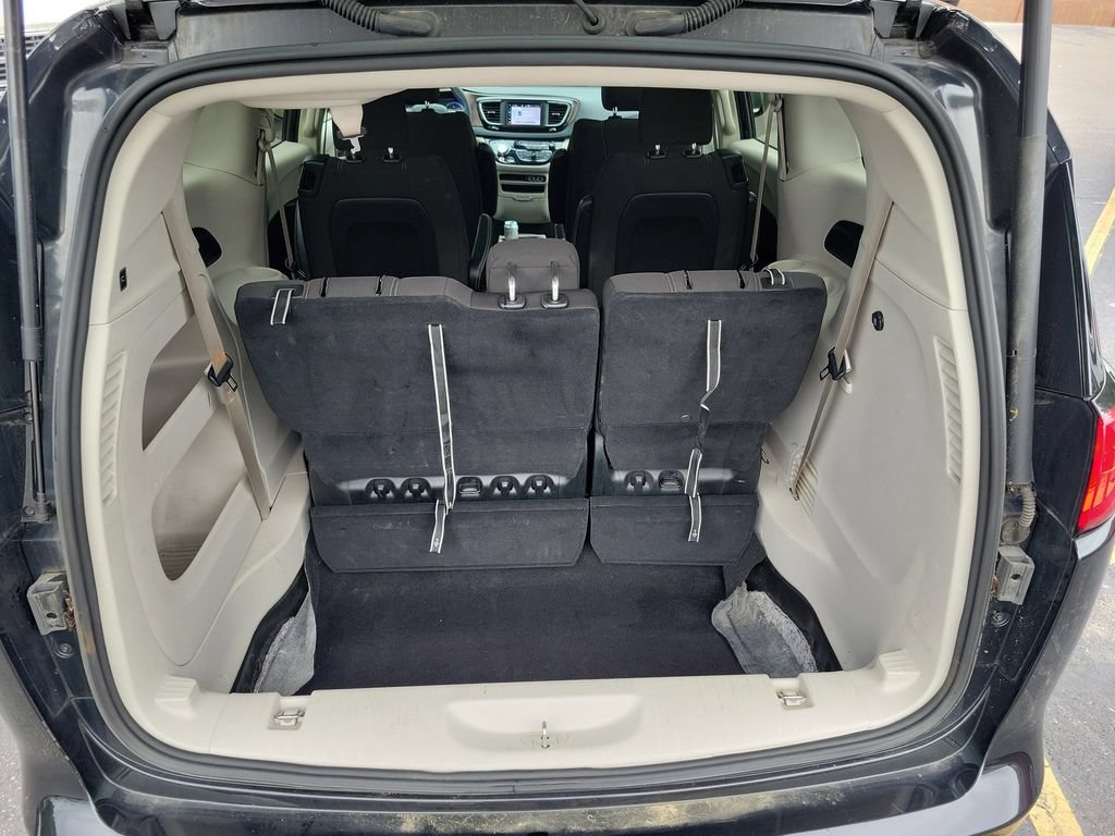 Used 2023 Chrysler Voyager LX FWD image 10