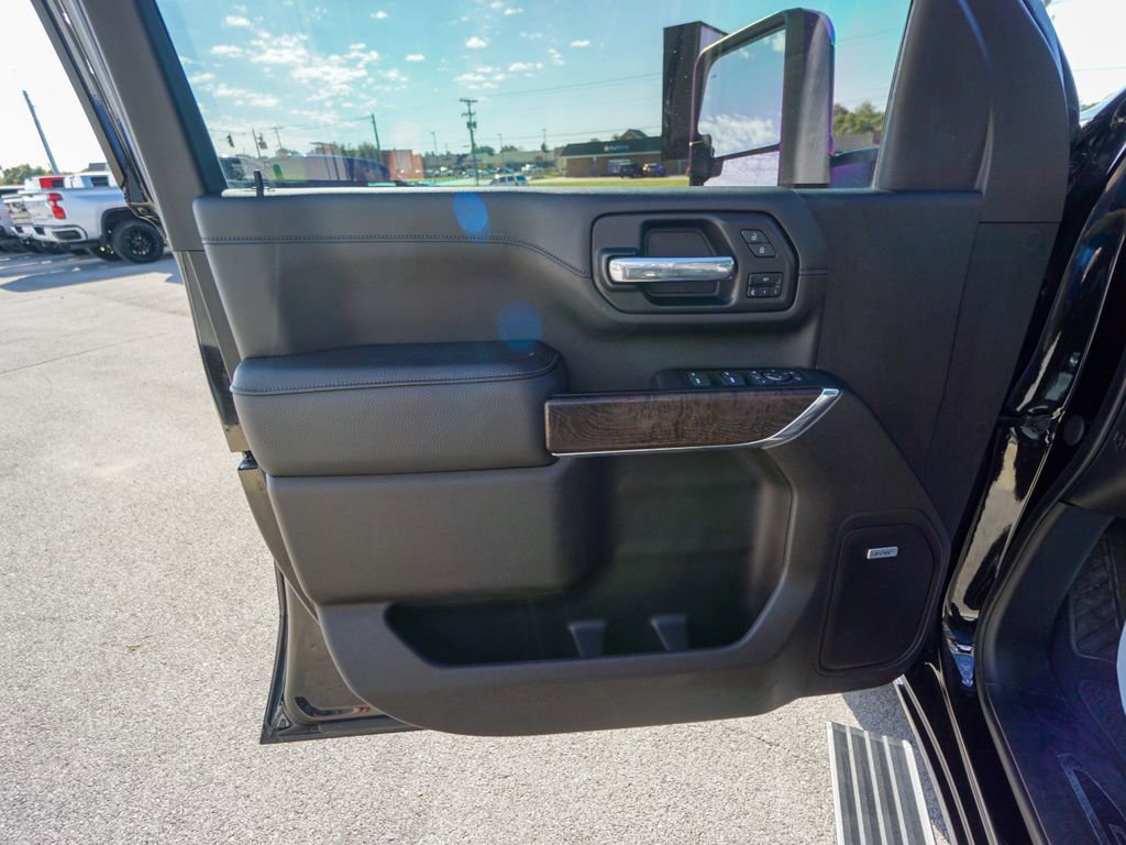 Used 2023 GMC Sierra 3500 Denali w/ Denali Ultimate Package image 17
