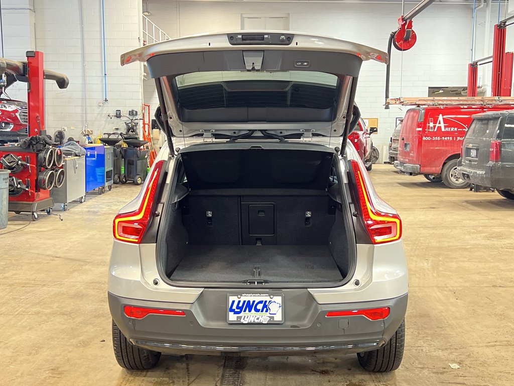 Used 2025 Volvo XC40 B5 Plus image 37