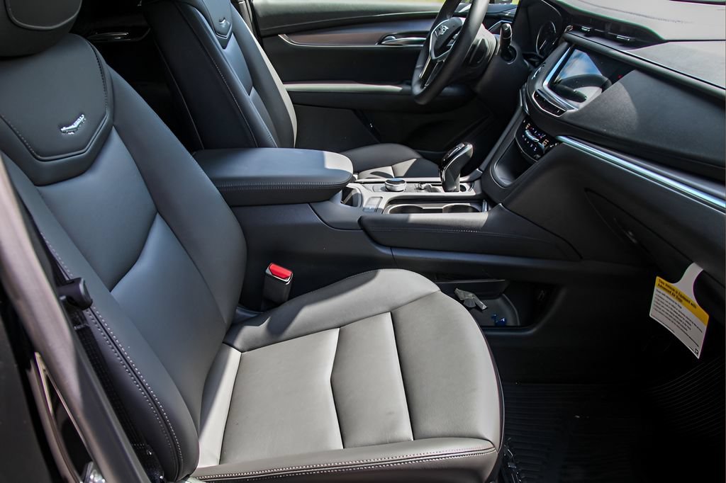 Certified 2025 Cadillac XT5 Luxury FWD image 15