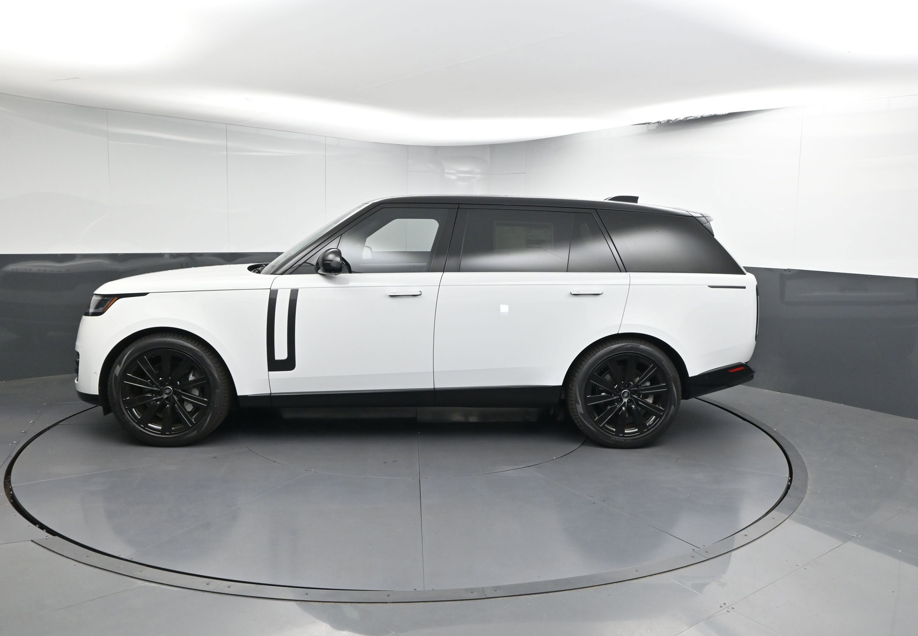 New 2025 Land Rover Range Rover Long Wheelbase SE image 2