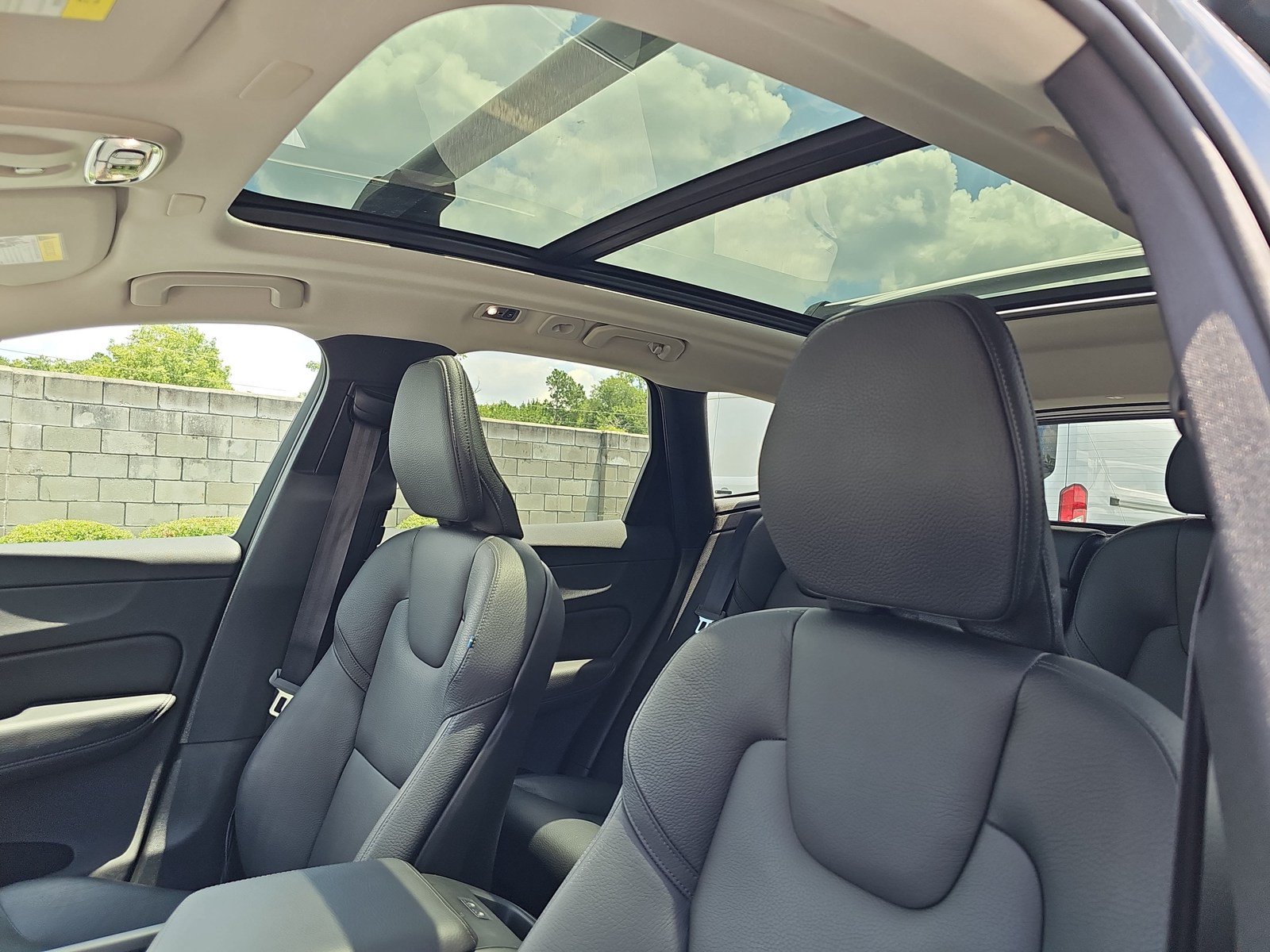 Used 2019 Volvo XC60 T6 Momentum w/ Multimedia Package AWD/4WD image 15