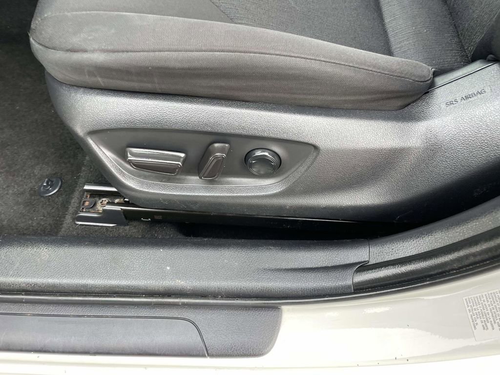 Used 2019 Toyota Camry LE image 28