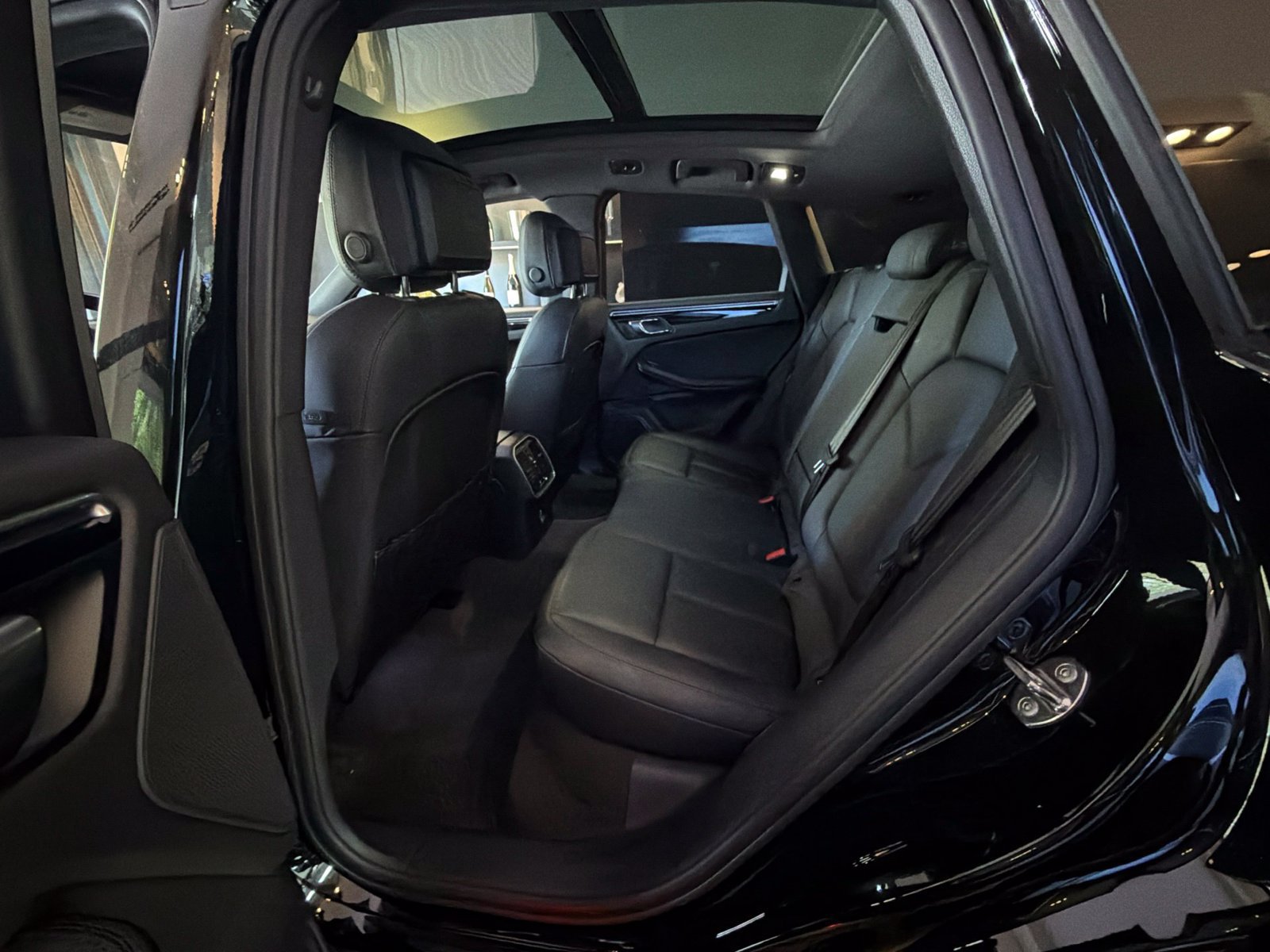 Certified 2023 Porsche Macan Turbo AWD/4WD image 8