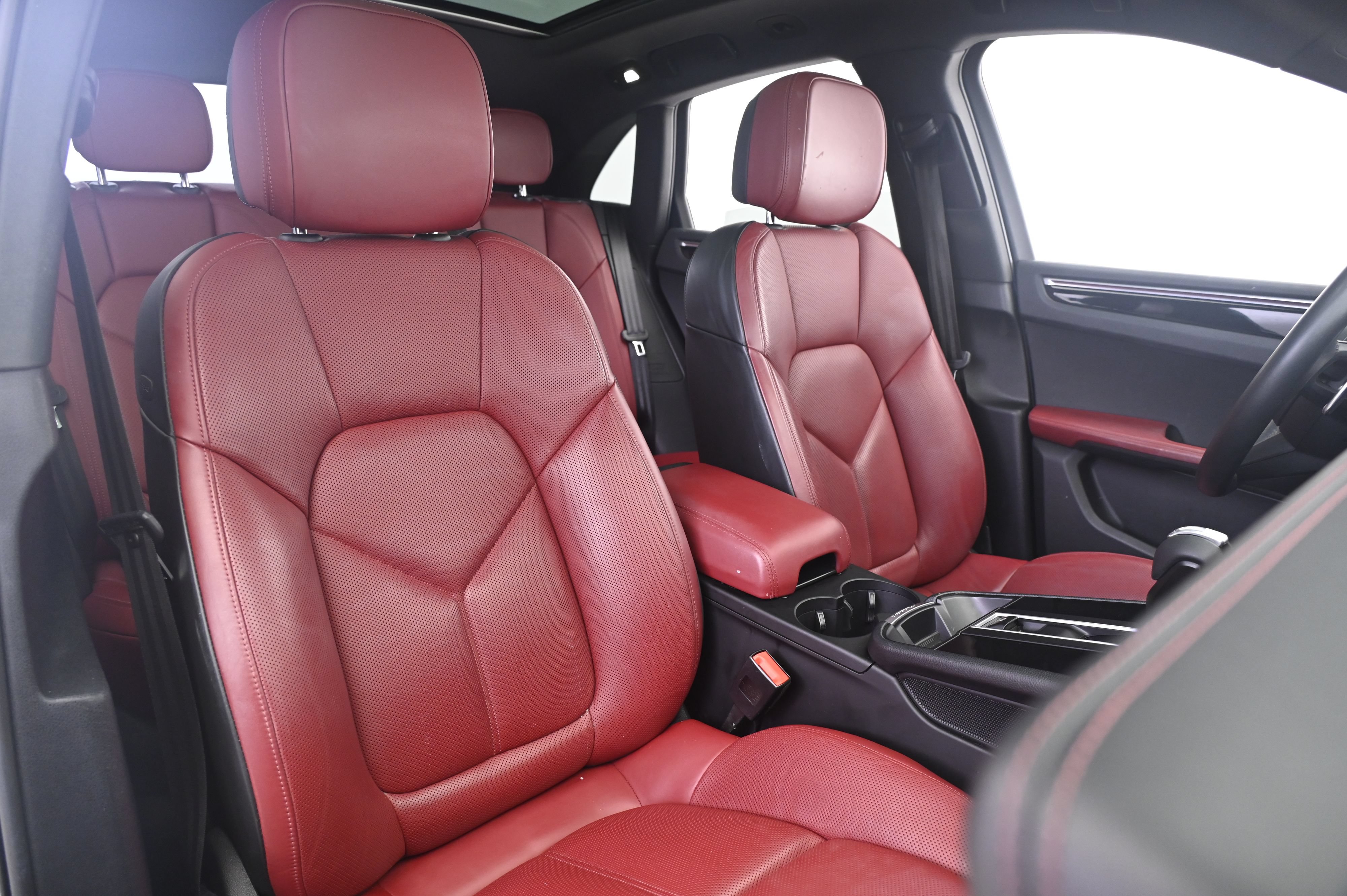 Certified 2022 Porsche Macan AWD/4WD image 24