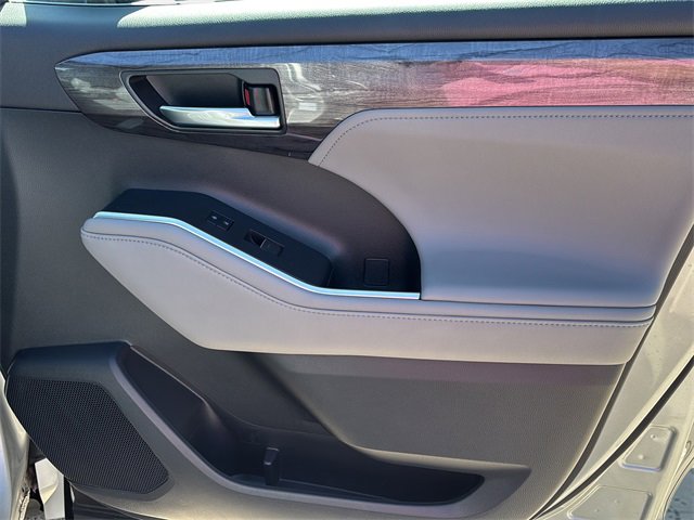 Used 2021 Toyota Highlander Platinum image 10