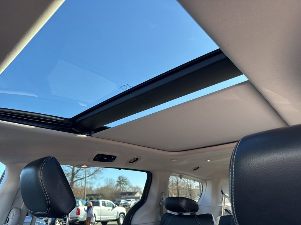 Used 2022 Chrysler Pacifica Touring-L image 32