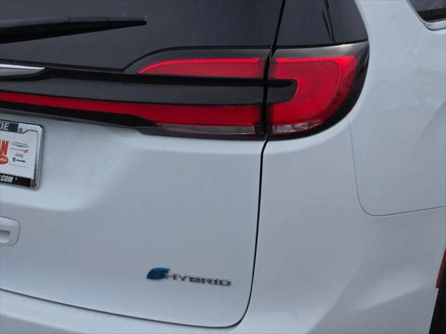 Certified 2024 Chrysler Pacifica Select image 11