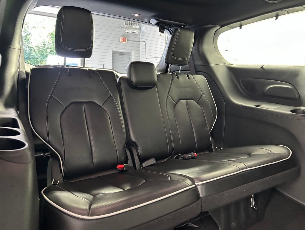 Used 2023 Chrysler Pacifica Limited w/ Uconnect Theater Family Group FWD image 14
