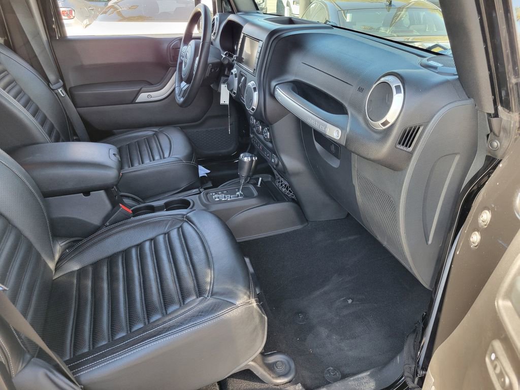 Used 2016 Jeep Wrangler Unlimited Rubicon w/ Connectivity Group image 16