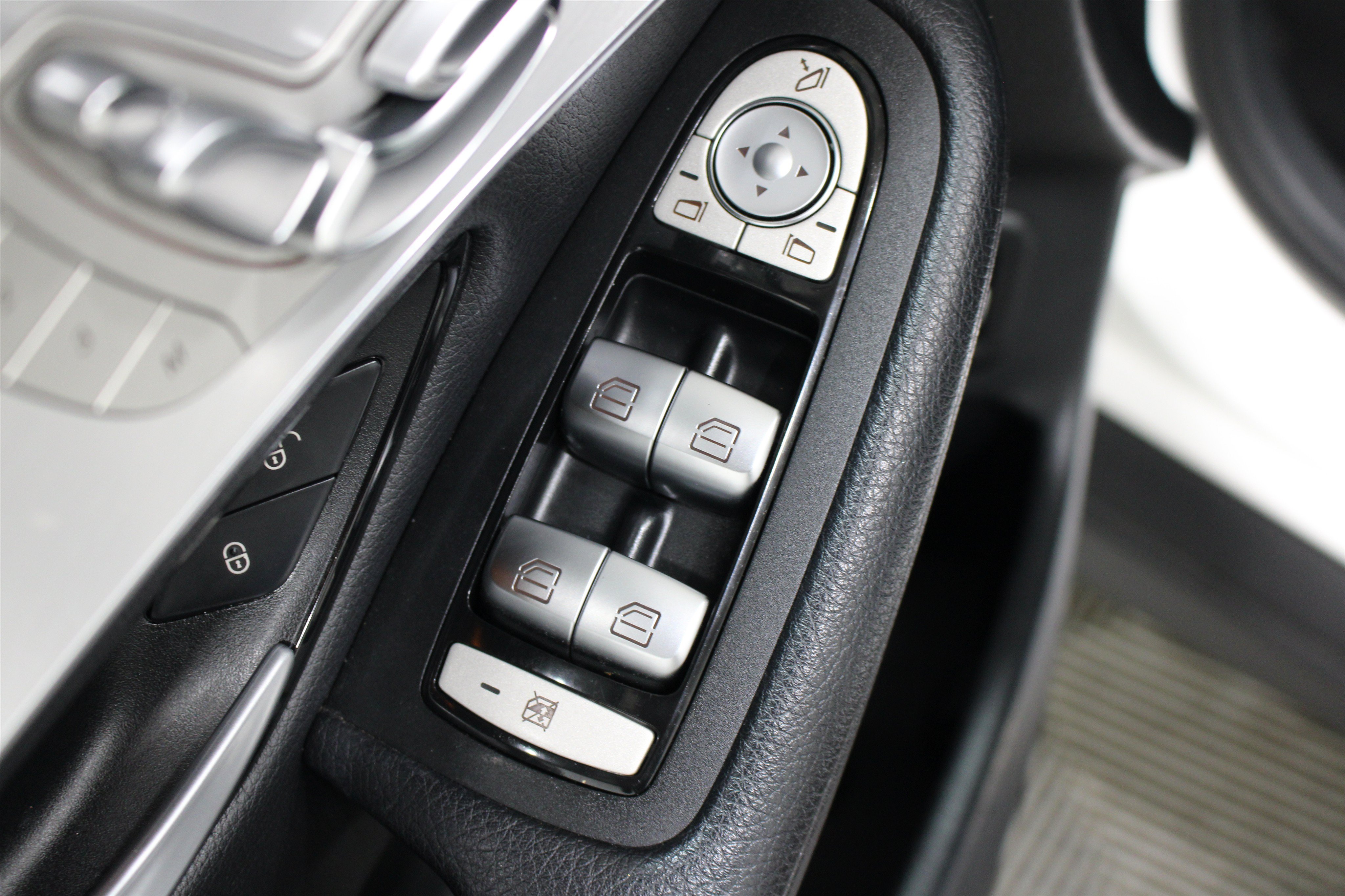 Used 2019 Mercedes-Benz GLC 300 4MATIC image 7