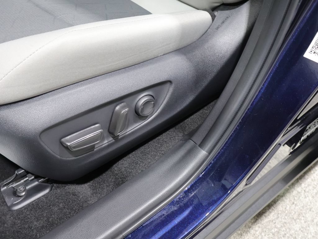 Used 2025 Toyota RAV4 XLE AWD/4WD image 12