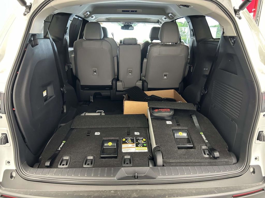 Used 2026 Toyota Sienna XLE FWD image 13