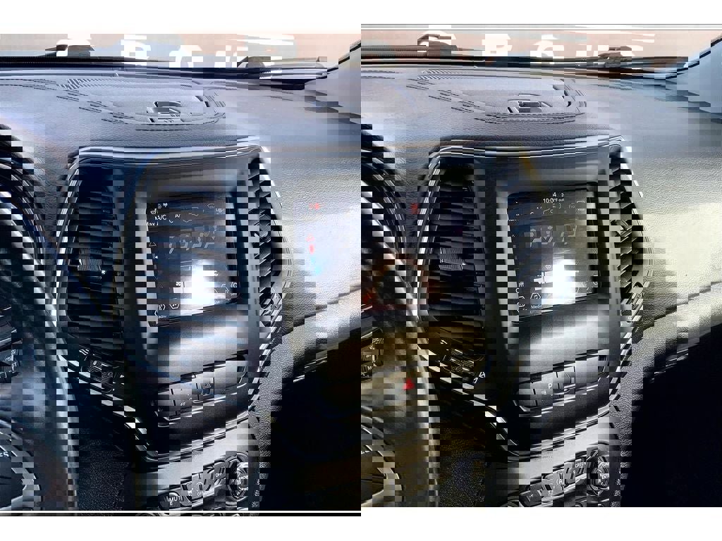 Used 2020 Jeep Cherokee Latitude Plus w/ Cold Weather Group image 7