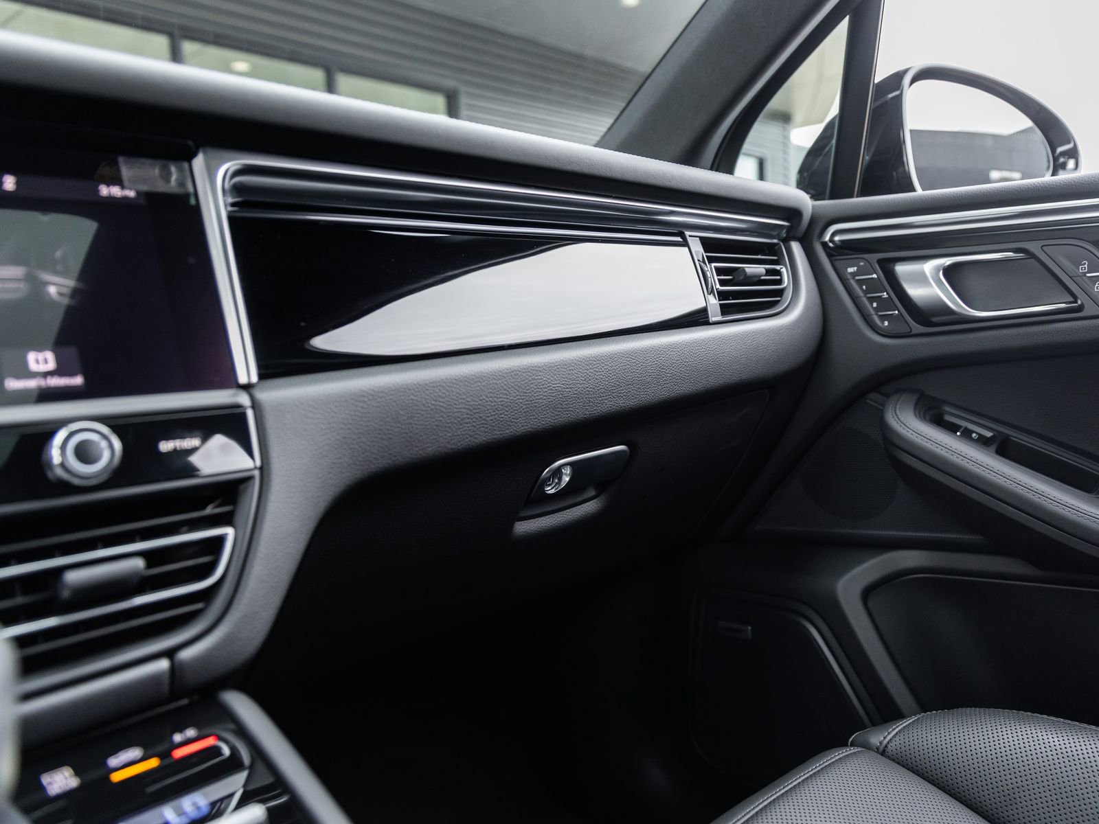 Certified 2022 Porsche Macan S image 33