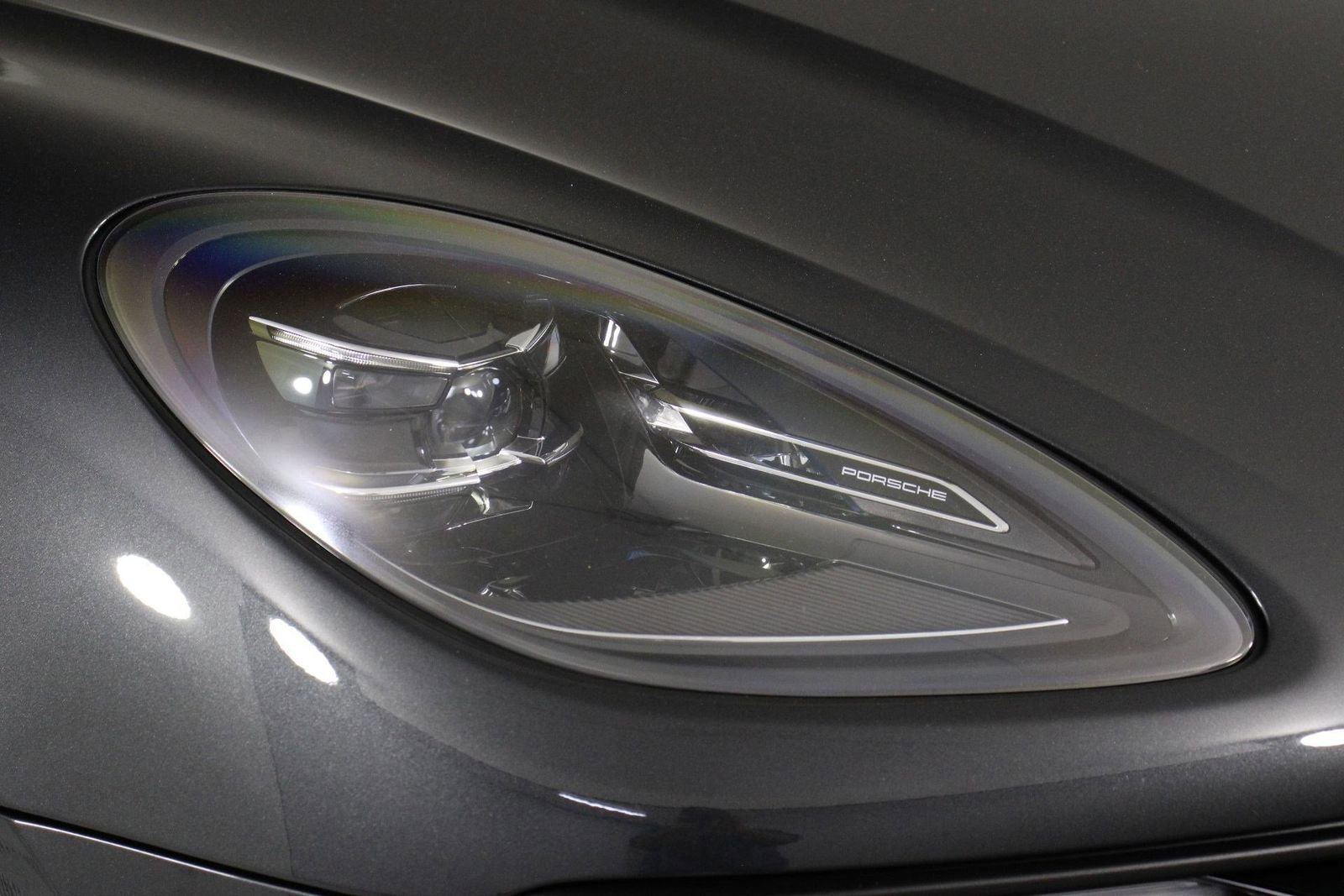 Certified 2025 Porsche Macan AWD/4WD image 28