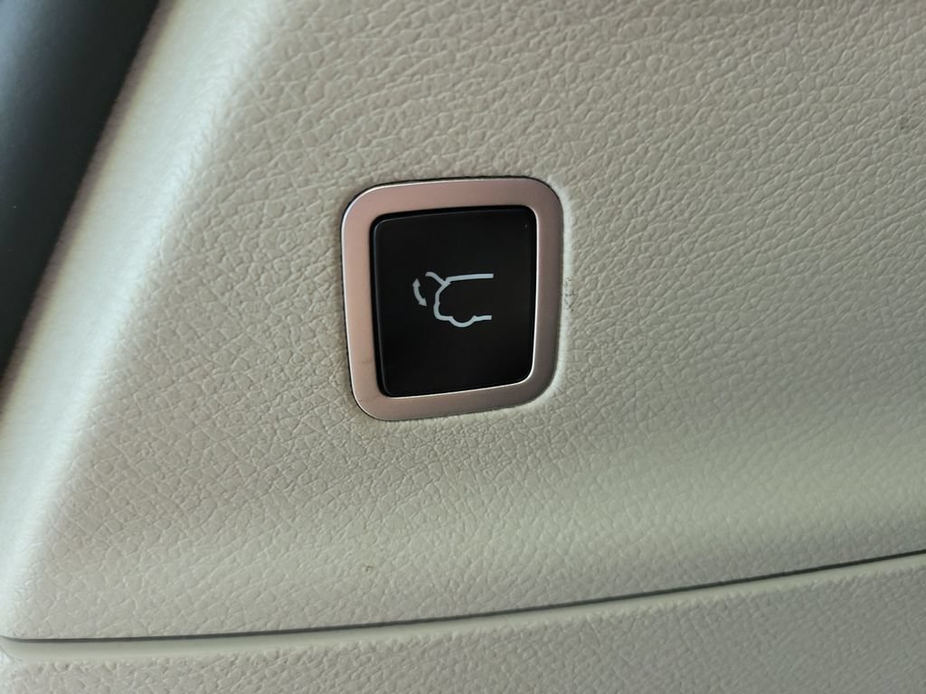 Used 2023 Chrysler Pacifica Touring-L FWD image 16